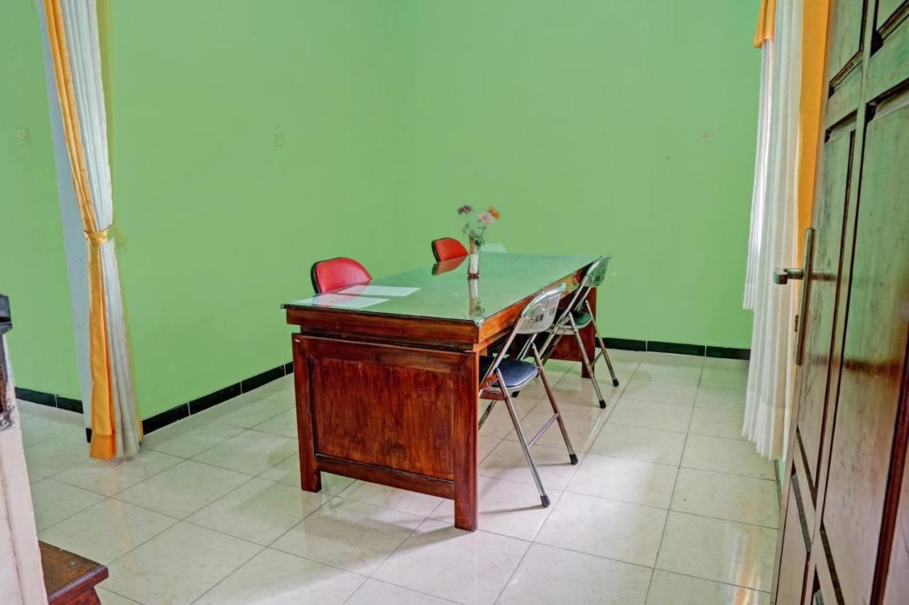 Oyo 90729 Sekar Guest House Jembel 外观 照片